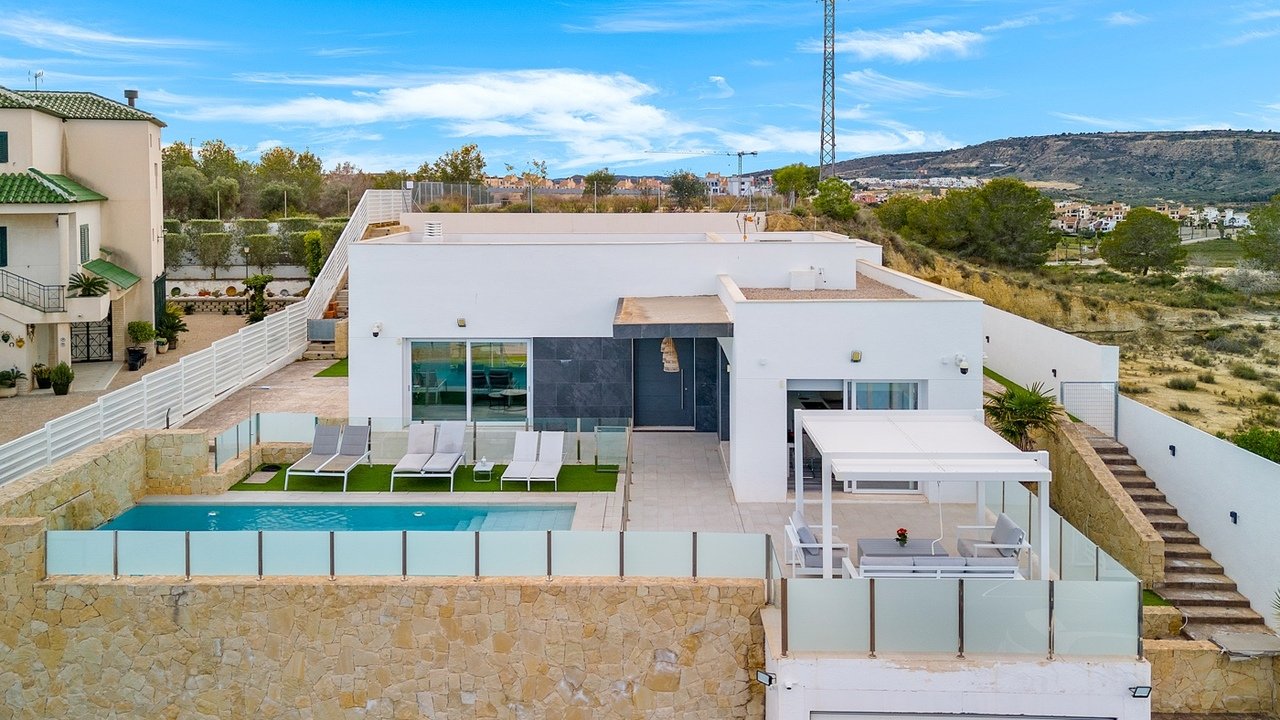   Modern Detached Villa in Lomas De Juliana, Algorfa - Almoradi Discover the perfect blend of luxury and comfort in this fantastic modern 4-bedroom, 3
