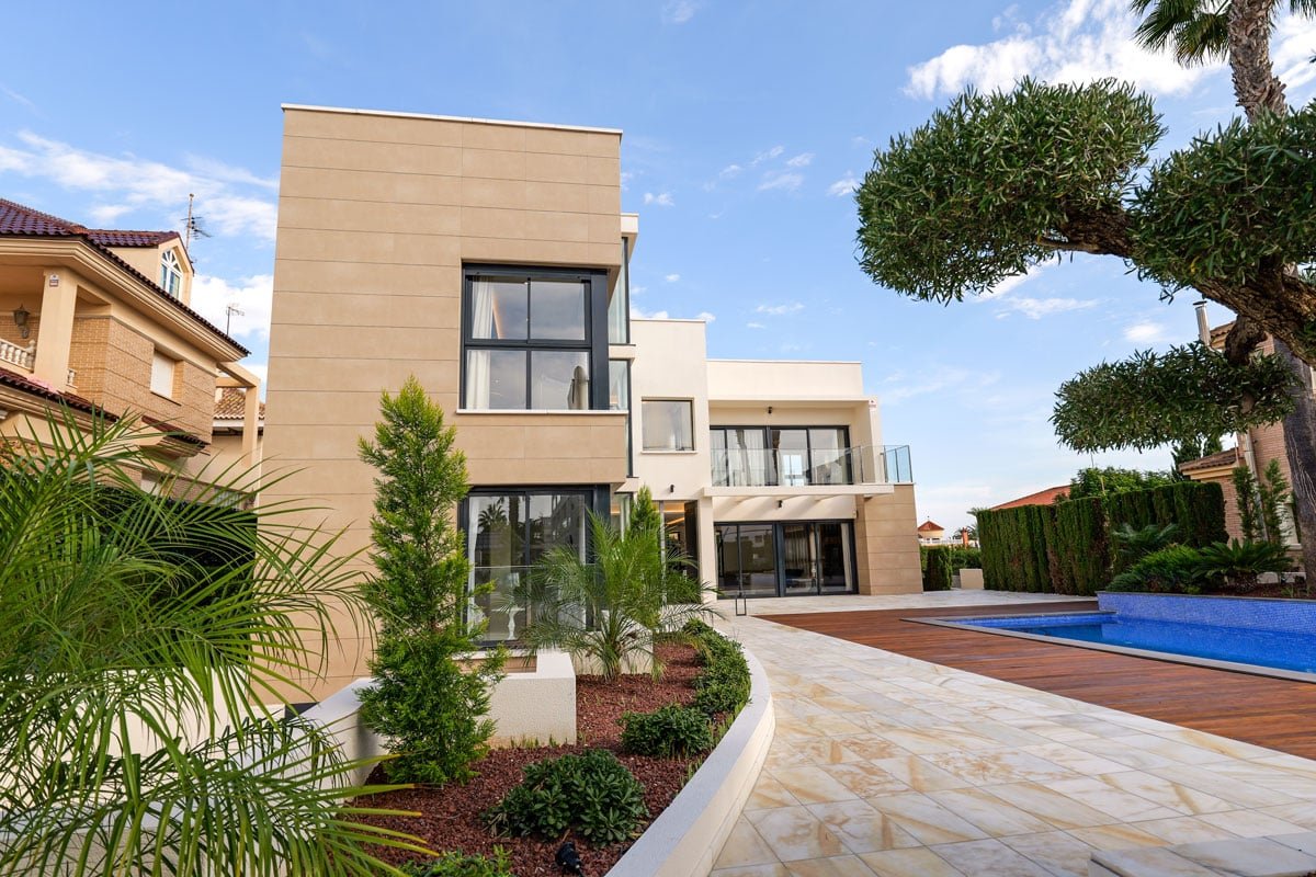 In der schönen Stadt Torrevieja gelegen, bietet diese Villa ein außergewöhnliches Wohnerlebnis nur 100 Meter vom Meer entfernt. Entworfen für diejeni