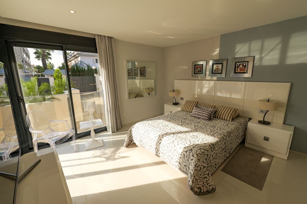 In der schönen Stadt Torrevieja gelegen, bietet diese Villa ein außergewöhnliches Wohnerlebnis nur 100 Meter vom Meer entfernt. Entworfen für diejeni