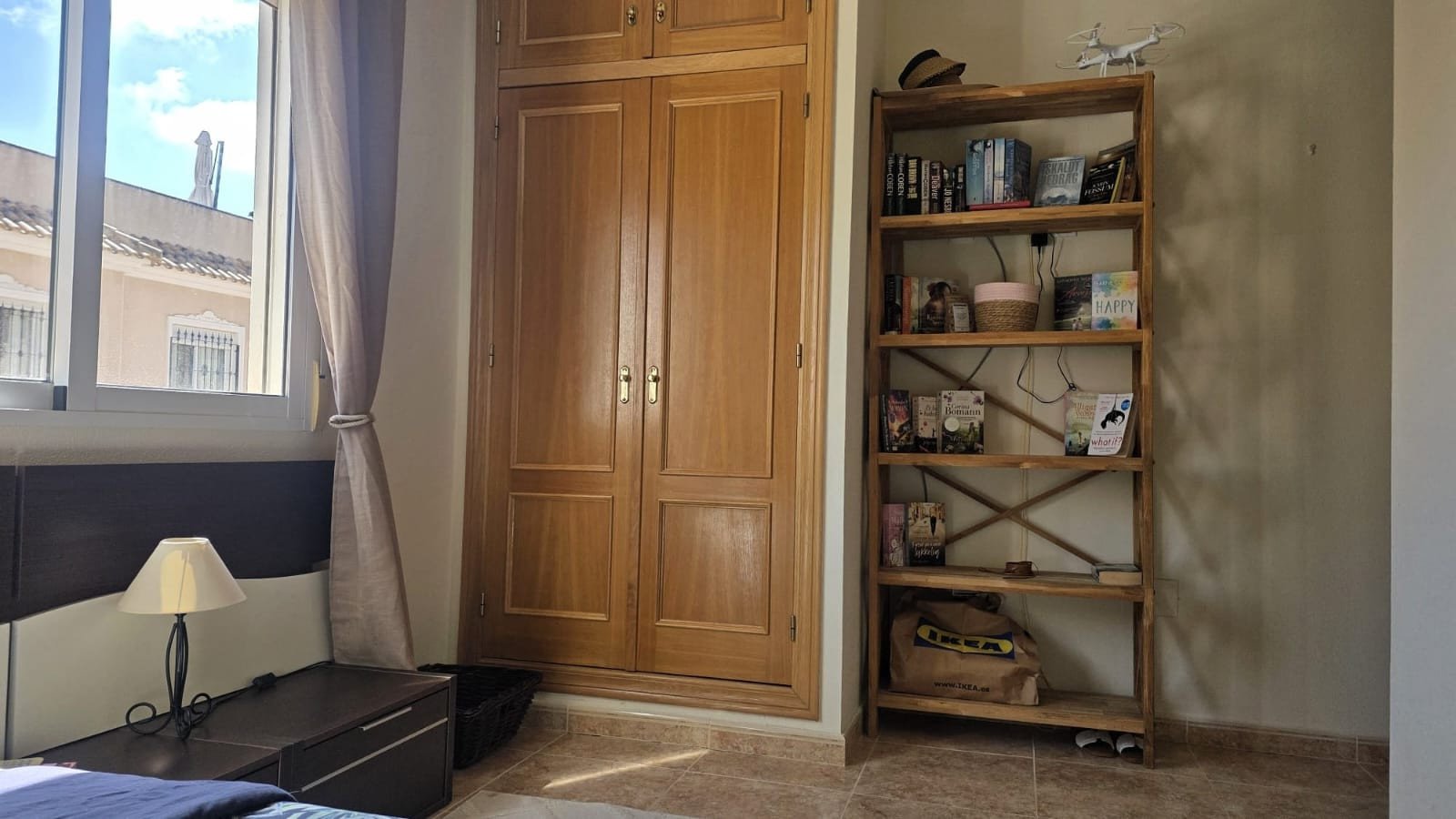  In der beliebten Wohnanlage Vista Azul in Villamartin, Orihuela Costa, bietet diese gepflegte Eck-Maisonette-Wohnung ein perfektes Gleichgewicht zwis