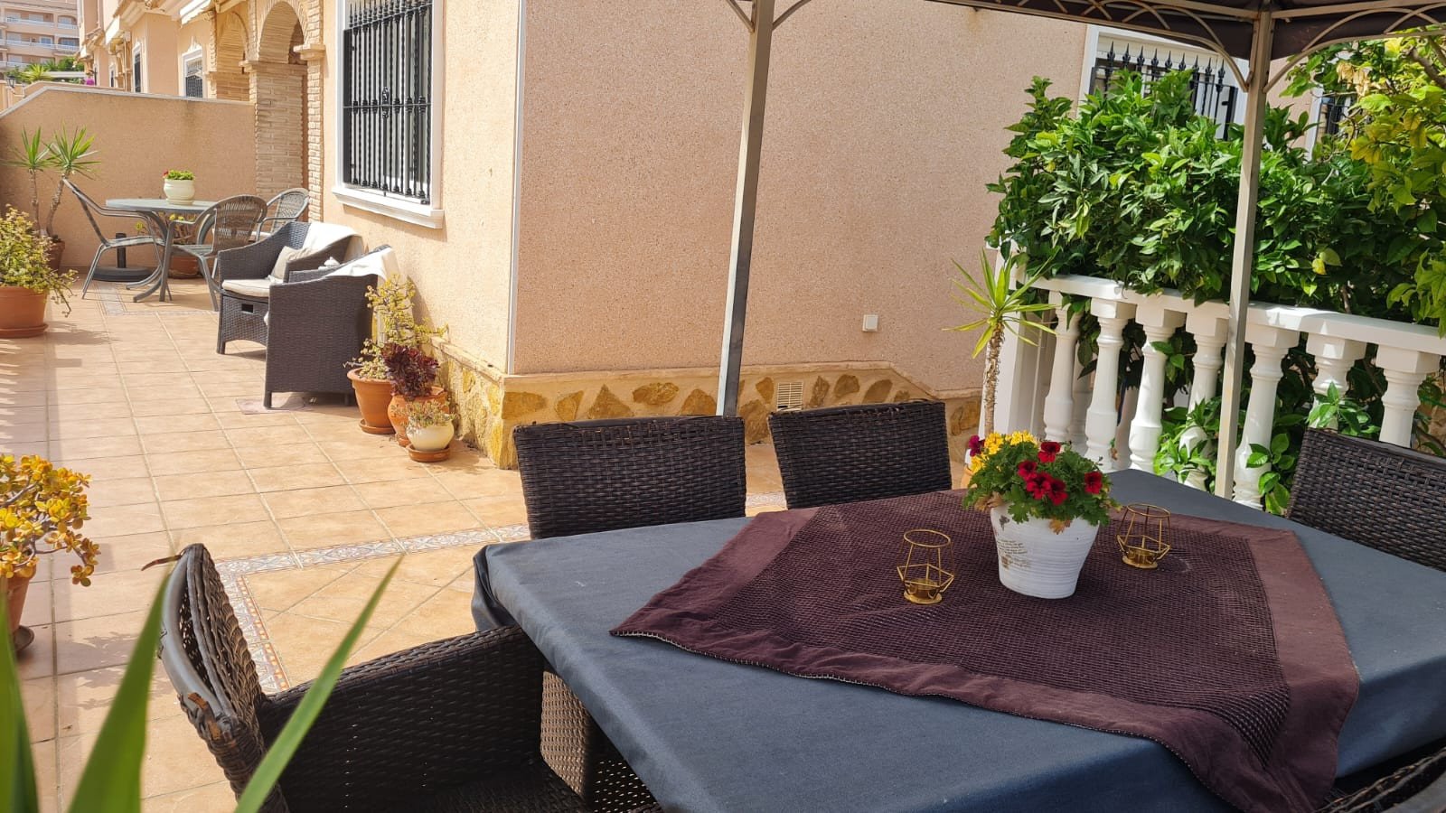  In der beliebten Wohnanlage Vista Azul in Villamartin, Orihuela Costa, bietet diese gepflegte Eck-Maisonette-Wohnung ein perfektes Gleichgewicht zwis