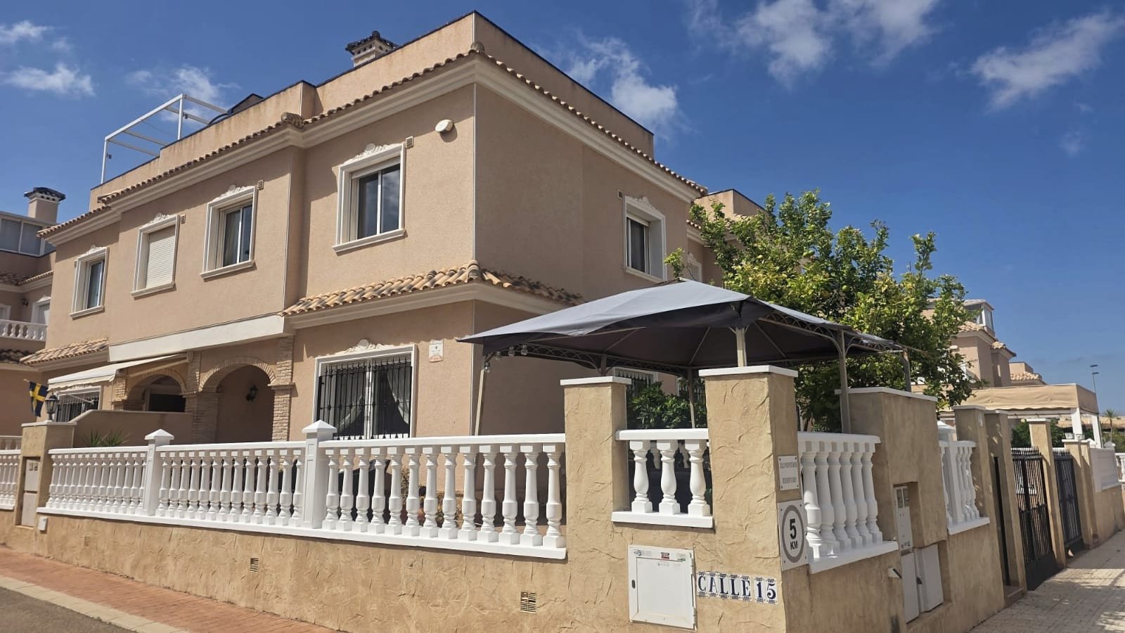  In der beliebten Wohnanlage Vista Azul in Villamartin, Orihuela Costa, bietet diese gepflegte Eck-Maisonette-Wohnung ein perfektes Gleichgewicht zwis