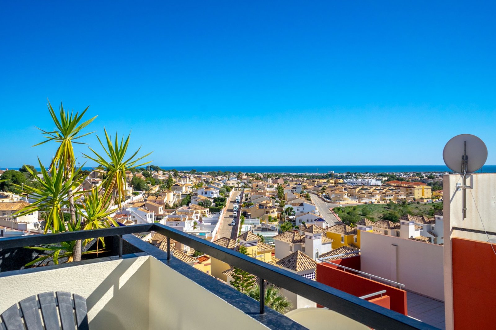  Dieses charmante Reihenhaus mit 3 Schlafzimmern und 2 Badezimmern befindet sich in der begehrten Gegend von Villamartín an der Costa Blanca. Die Immo