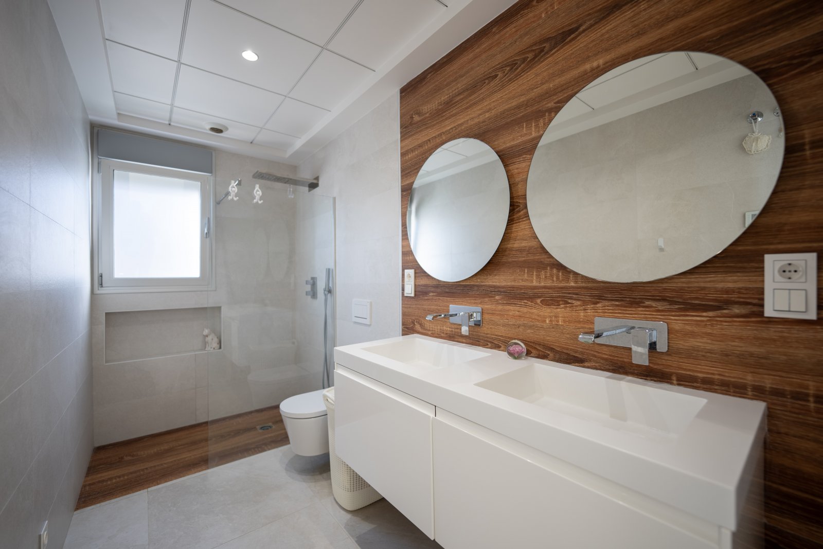 Discover this sumptuous contemporary villa, built in 2019, ideally located less than 200 meters from the sea in one of the most sought-after areas o