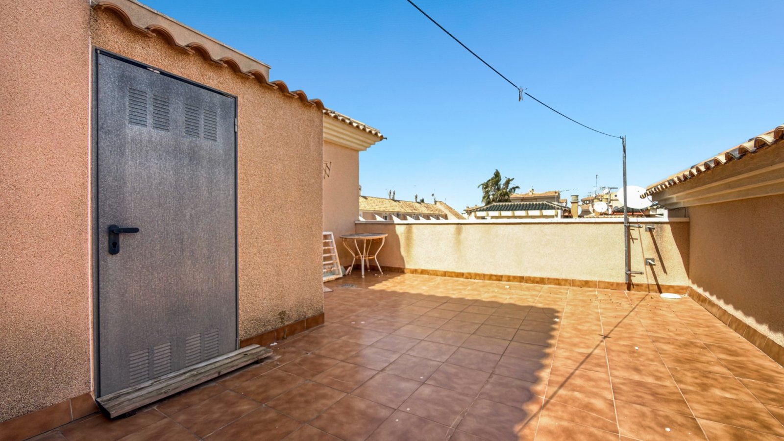 Wunderschönes Reihenhaus in La Florida, Orihuela Costa, kürzlich hochwertig renoviert. Offener Wohn- und Essbereich mit großen Schiebetüren, die auf