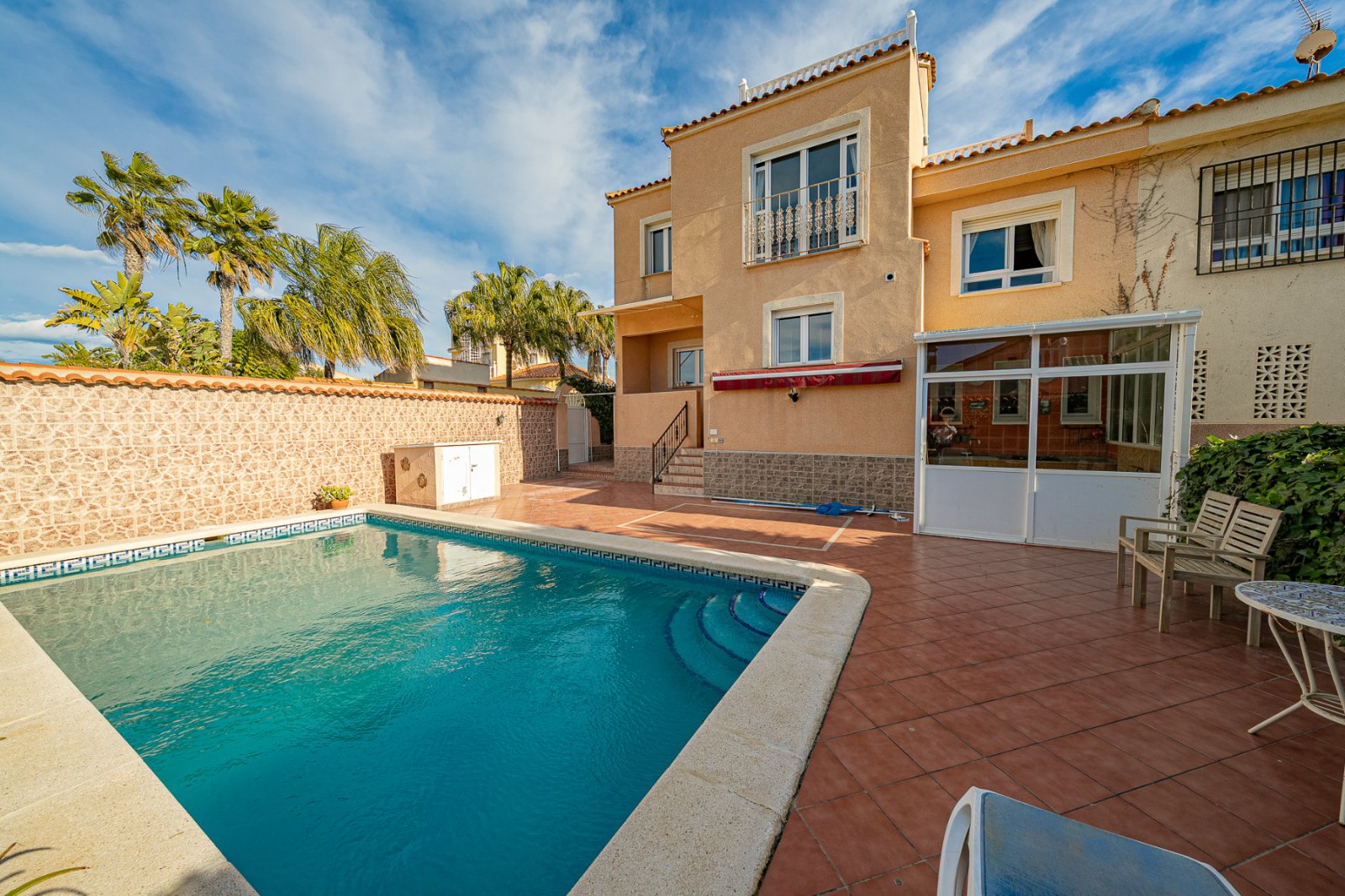  Esta cuidada villa semiadosada se encuentra en las afueras de Torrevieja, en la consolidada zona residencial de El Chaparral, cerca de las conocidas 