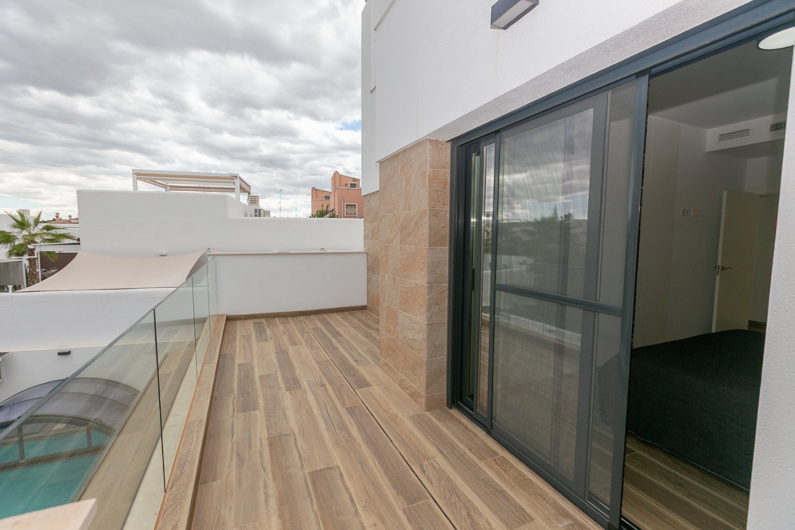  Wir präsentieren Ihnen diese exklusive freistehende Villa in La Herrada, Los Montesinos, eine der gefragtesten Wohngegenden der Costa Blanca aufgrund