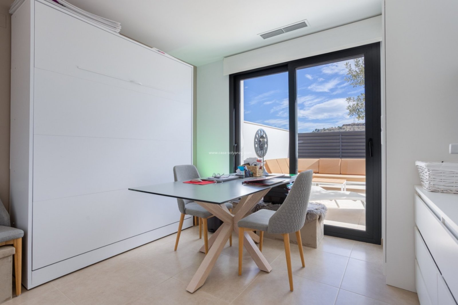 

Located in charming and highly popular Benijófar is this stylish and perfectly maintained townhouse from 2018. A contem