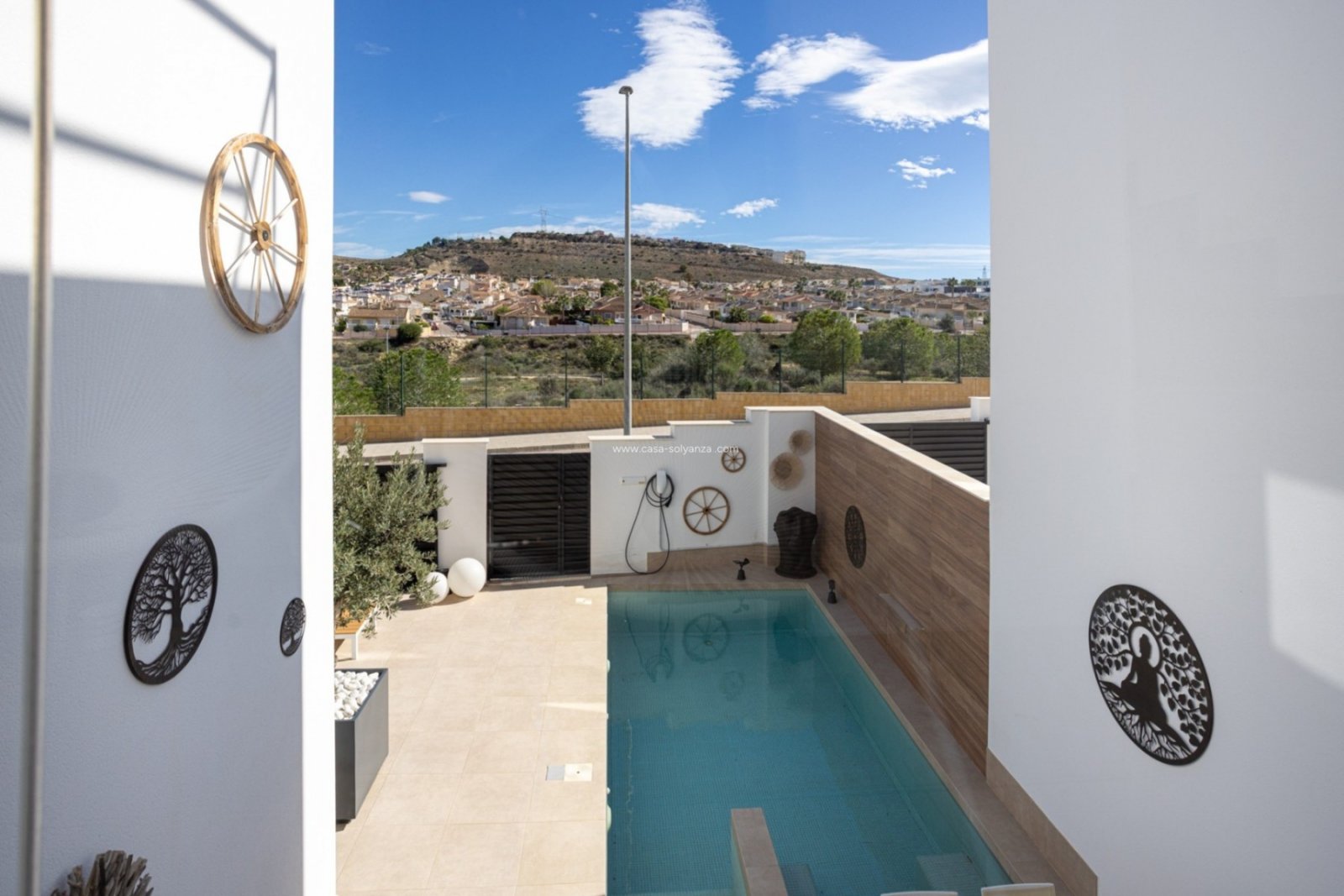 

Located in charming and highly popular Benijófar is this stylish and perfectly maintained townhouse from 2018. A contem
