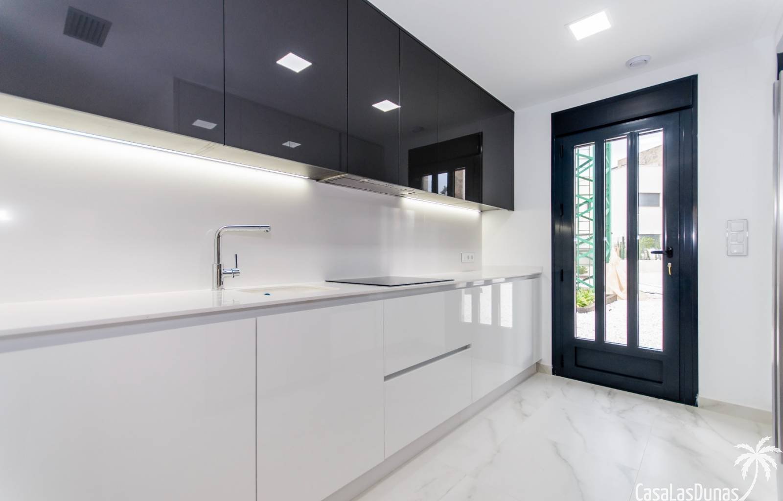  Wirklich eine hervorragende Villa auf einem Grundstück von 440 m2 und mit 153 m2 Nutzfläche! Diese Villa mit 4 Schlafzimmern, 3 Bädern und einer Stan