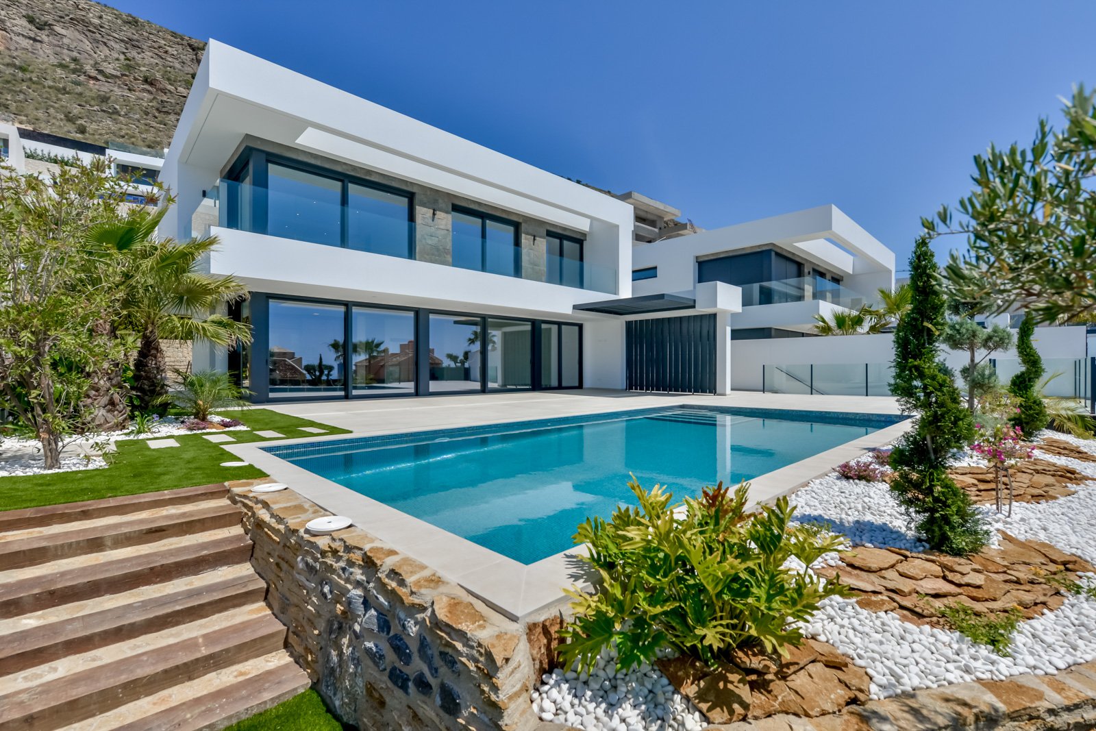  In der prestigeträchtigen Gegend von Golf Bahía gelegen, bieten diese exklusiven Villen ein unvergleichliches Wohnerlebnis. Mit nur drei verfügbaren 