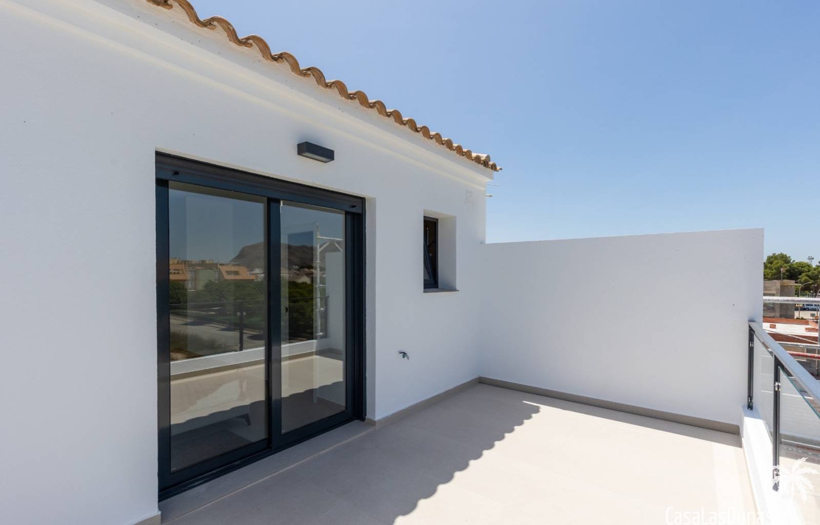 Im Dorf Rafal, am Fuße der Callosa del Segura-Bergkette, befindet sich diese neue Anlage mit geräumigen Doppelhaushälften. Sie verfügen über eine übe