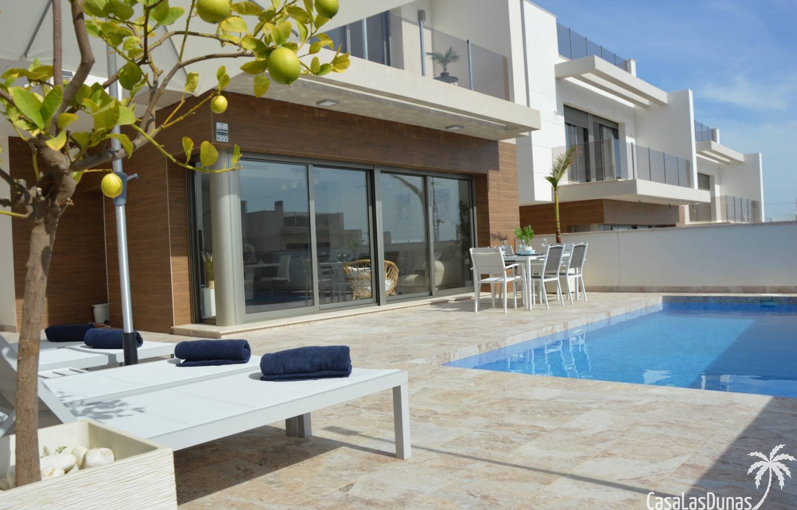  Diese elegante Villa mit 3 Schlafzimmern und 3 Bädern bietet Komfort, Privatsphäre und eine hochwertige Ausstattung. Ein Schlafzimmer und ein Badezim