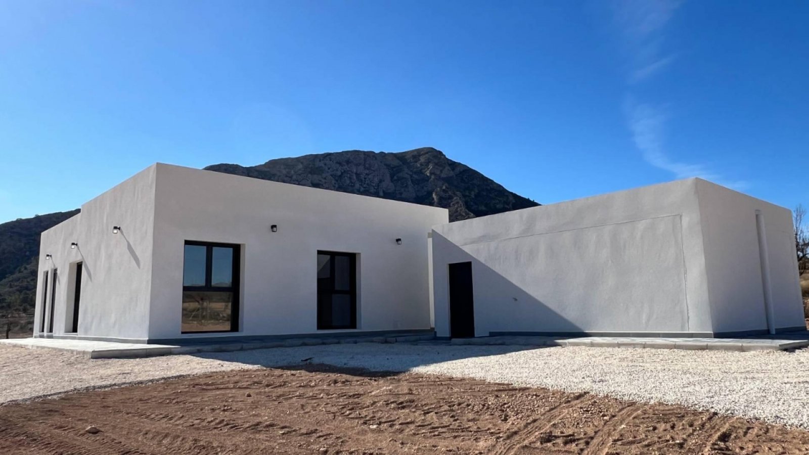  In der charmanten Umgebung von La Canalosa gelegen, bietet dieses exklusive Immobilienangebot zwei freistehende Häuser, die Komfort und Modernität ve