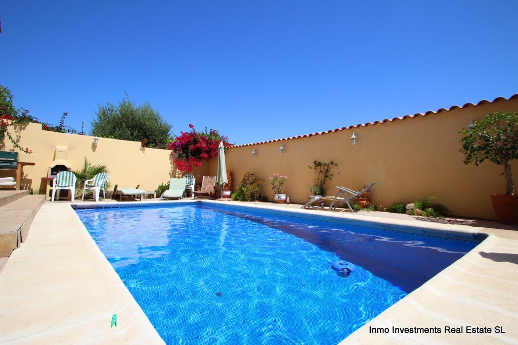  Schöne freistehende Villa in Villamartin, bietet in den Wohnbereich 3 Schlafzimmer, Badezimmer, WC, geräumiges Wohn / Esszimmer, eine voll ausgestatt