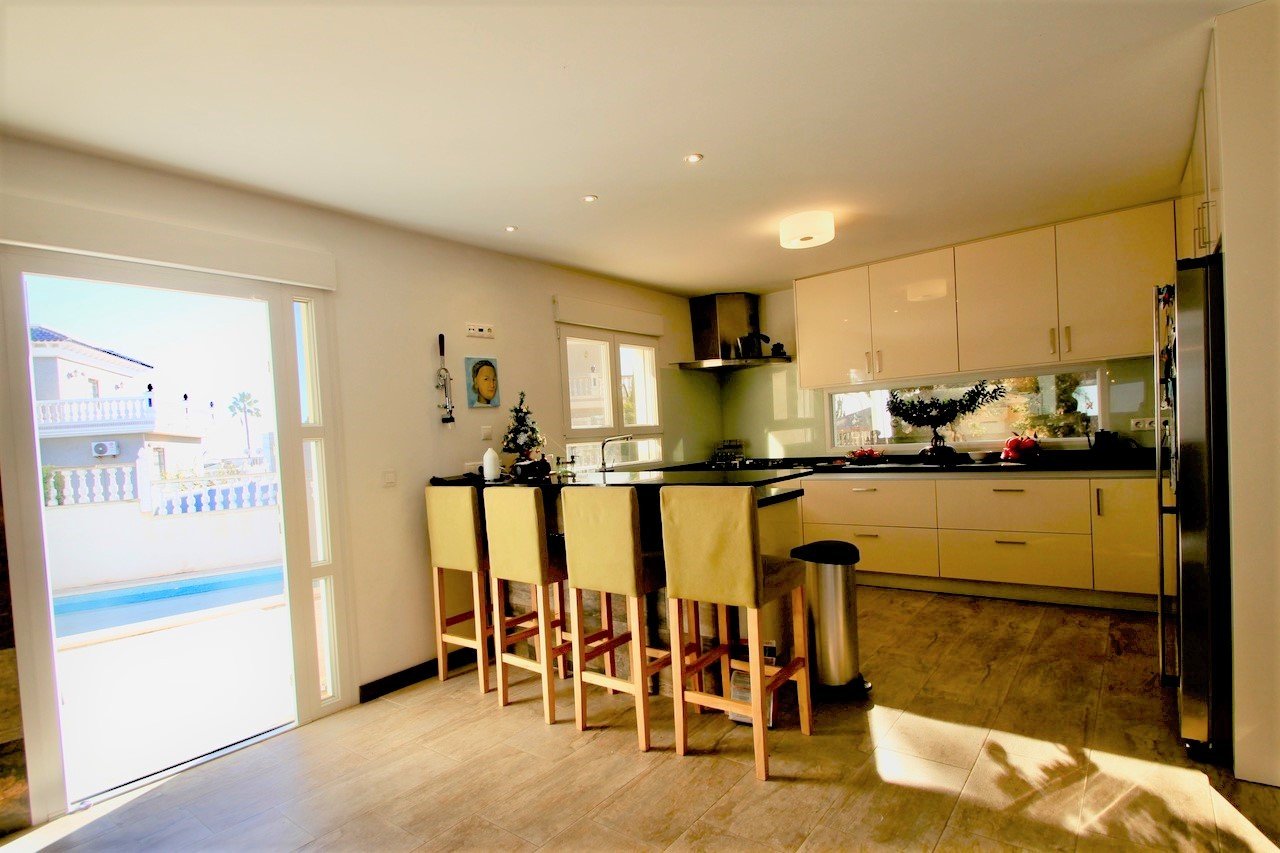 Detached villa on large plot with views down to the sea

Renovated and well-maintained villa on a plot of 1.254 m2 with a