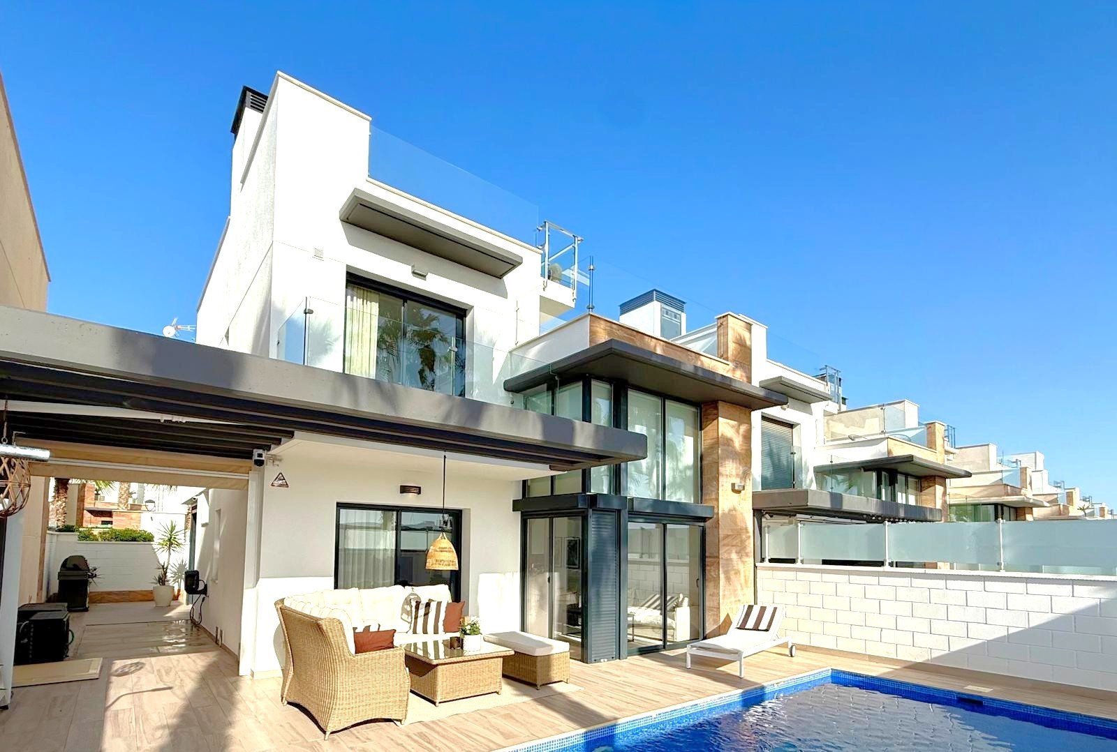   Modern and superbly presented detached villa with heated private pool in a gated residential area at 1,5 km distance to supermarket, restaurants, ba