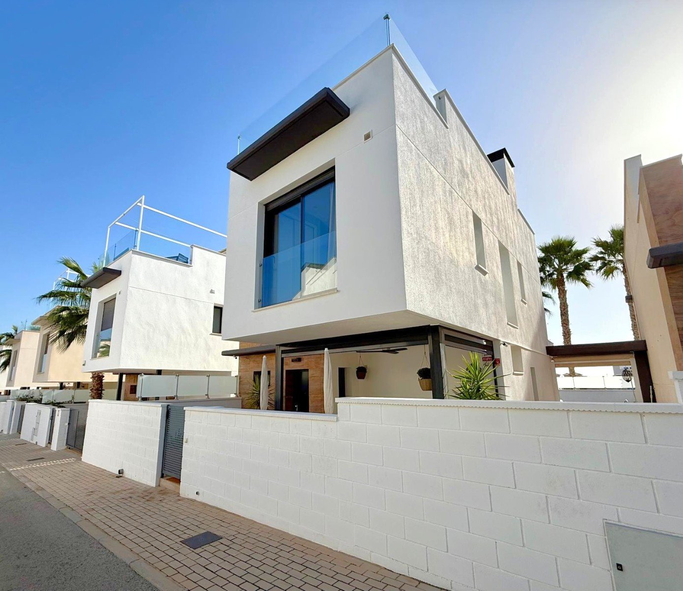   Modern and superbly presented detached villa with heated private pool in a gated residential area at 1,5 km distance to supermarket, restaurants, ba