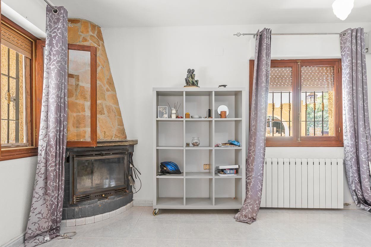   We are delighted to introduce you to a 6-bedroom classic Spanish villa located in the picturesque Las Filipinas neighbourhood of Villamartin. Built 