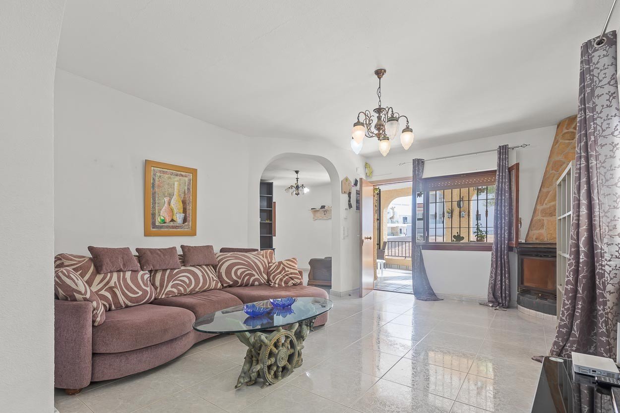   We are delighted to introduce you to a 6-bedroom classic Spanish villa located in the picturesque Las Filipinas neighbourhood of Villamartin. Built 