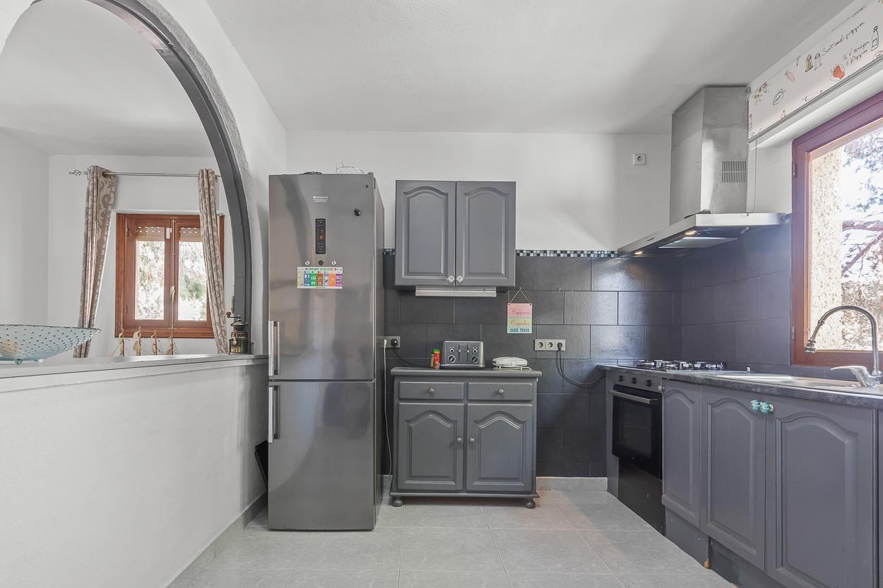   We are delighted to introduce you to a 6-bedroom classic Spanish villa located in the picturesque Las Filipinas neighbourhood of Villamartin. Built 