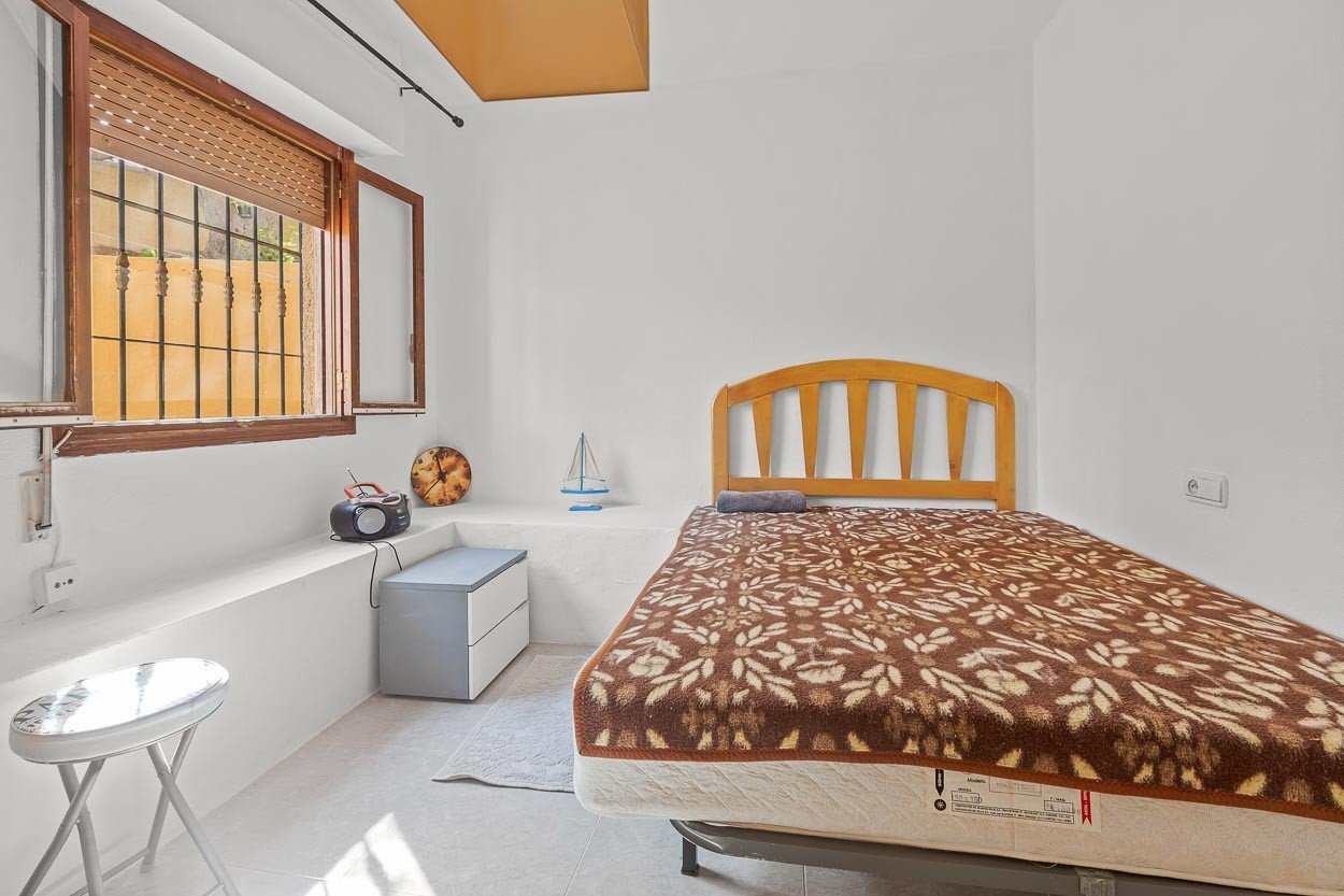   We are delighted to introduce you to a 6-bedroom classic Spanish villa located in the picturesque Las Filipinas neighbourhood of Villamartin. Built 