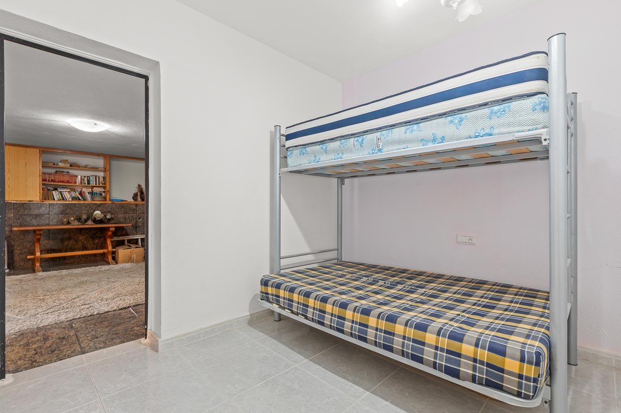   We are delighted to introduce you to a 6-bedroom classic Spanish villa located in the picturesque Las Filipinas neighbourhood of Villamartin. Built 
