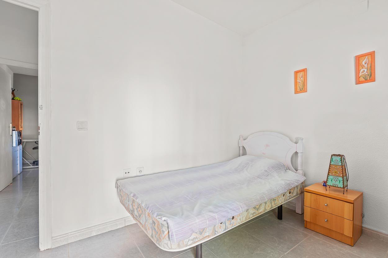   We are delighted to introduce you to a 6-bedroom classic Spanish villa located in the picturesque Las Filipinas neighbourhood of Villamartin. Built 