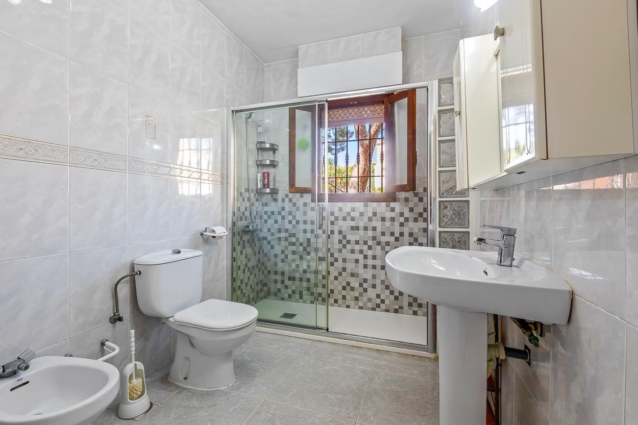   We are delighted to introduce you to a 6-bedroom classic Spanish villa located in the picturesque Las Filipinas neighbourhood of Villamartin. Built 