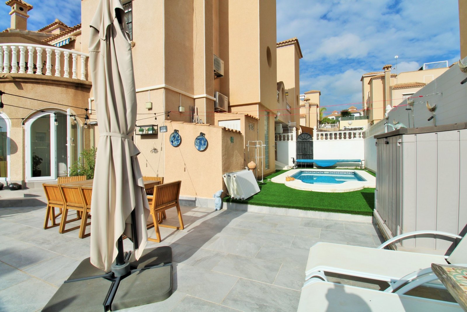 Diese wunderschöne Zodiaco-Quad-Villa befindet sich in der begehrten Wohnanlage Zodiaco V in Villamartin und wurde vollständig und hochwertig renovie