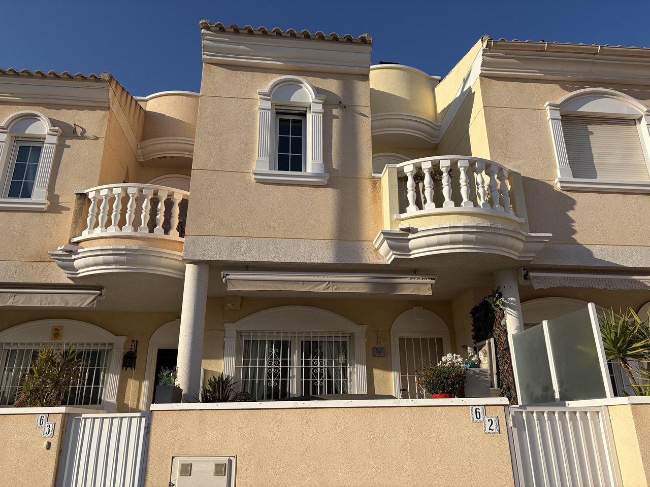 Outstanding 3 Bed, 3 Bath South facing Townhouse with large converted basement offering an additional room with En Suite bathroom. This is a fantast