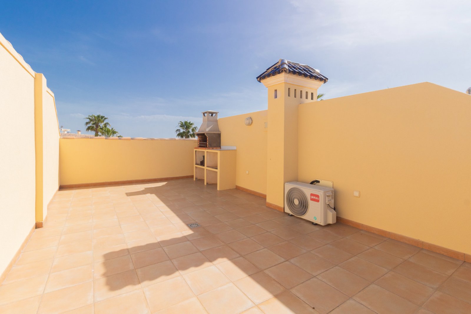  Super sonniges Reihenhaus mit zwei Ausrichtungen, gelegen in einer ruhigen und friedlichen Wohnanlage in Lomas de Cabo Roig. Die Immobilie umfasst 2 
