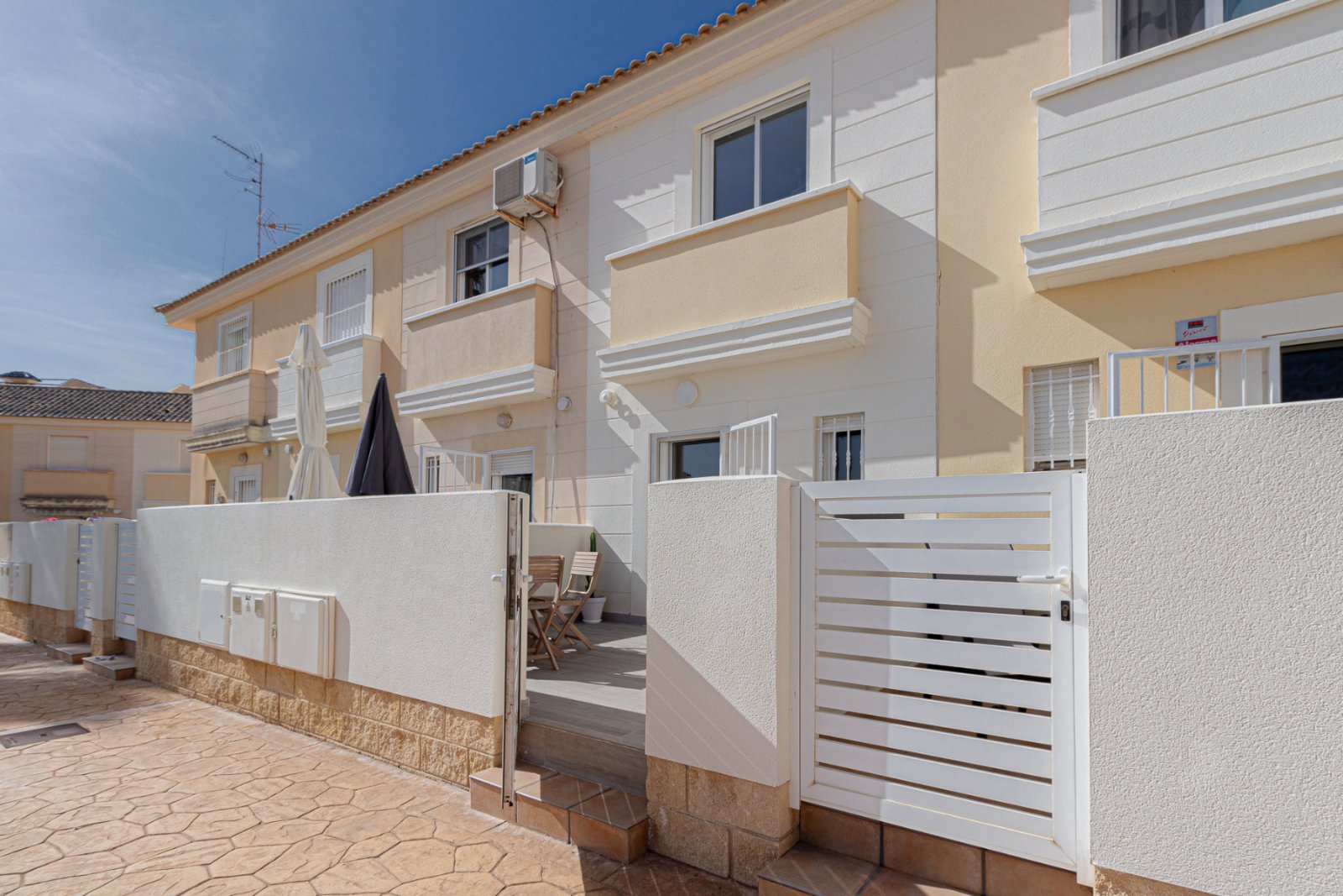  Super sonniges Reihenhaus mit zwei Ausrichtungen, gelegen in einer ruhigen und friedlichen Wohnanlage in Lomas de Cabo Roig. Die Immobilie umfasst 2 