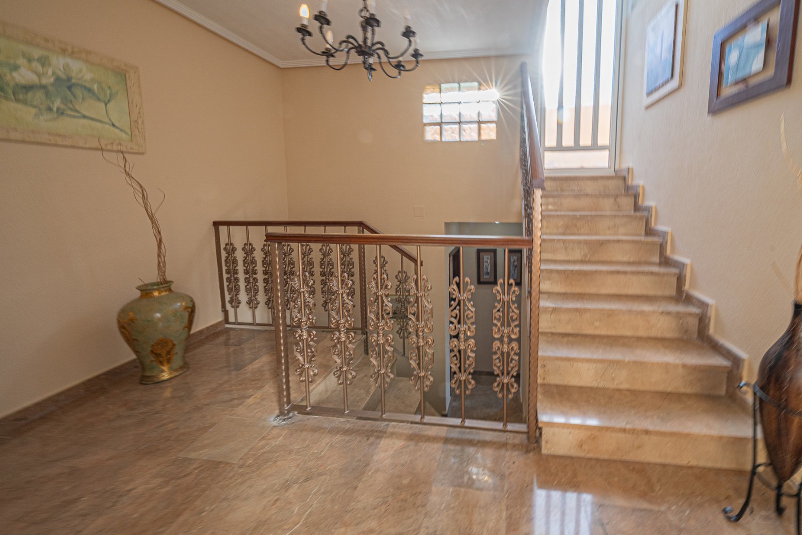  Esta cuidada villa semiadosada se encuentra en las afueras de Torrevieja, en la consolidada zona residencial de El Chaparral, cerca de las conocidas 
