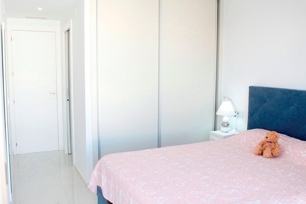  Exklusive, bezugsfertige, moderne und stilvolle, freistehende Luxusvilla mit 3 Schlafzimmern und 3 Bädern en suite. Voll möbliert in ruhiger Lage in 