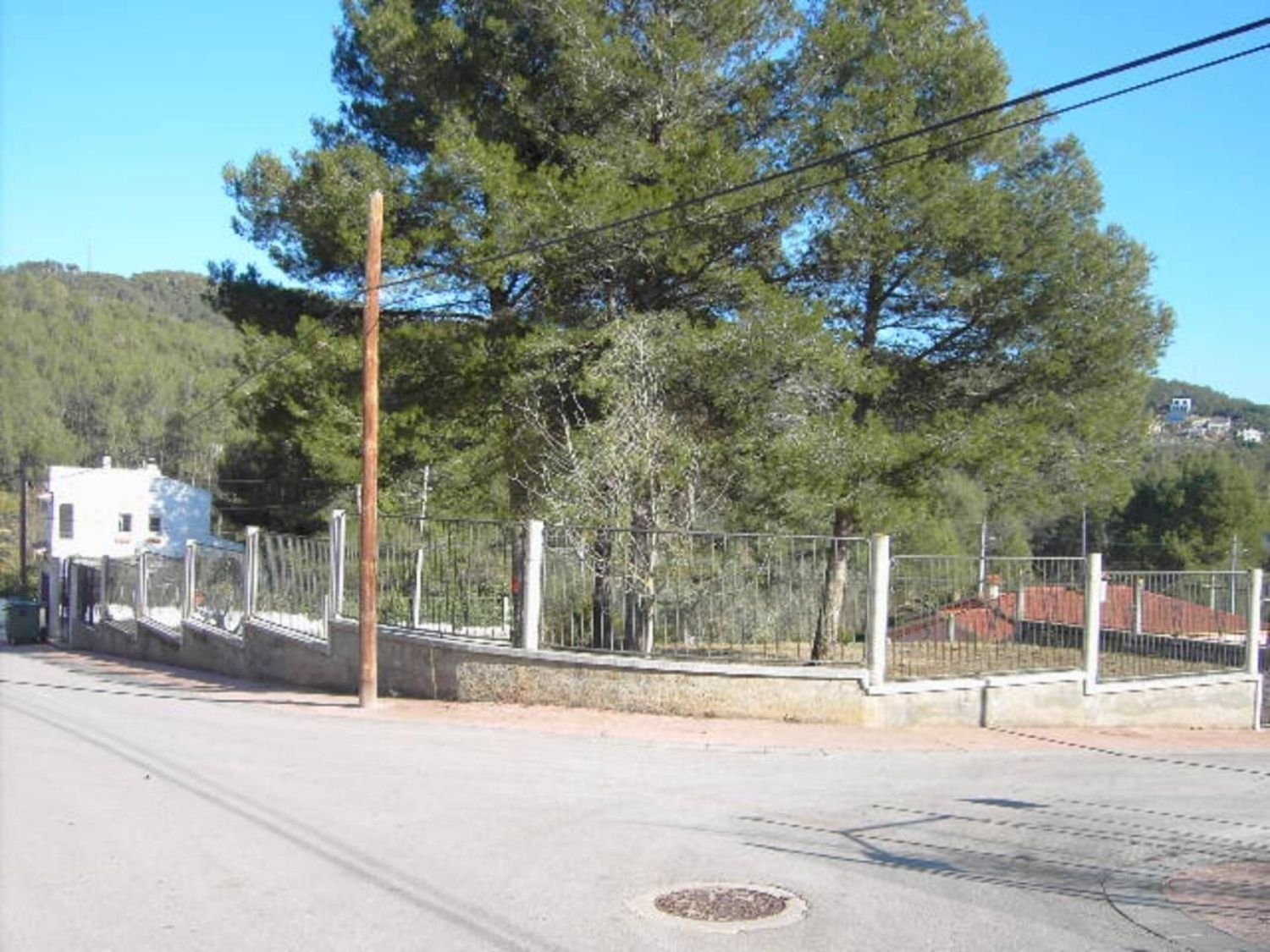 Schönes, flaches Grundstück von 1242 m2, bereits eingezäunt und bereit für den Bau Ihres Traumhauses.
Gelegen im Garraf-Park, wo Sie sehr ruhig leben,