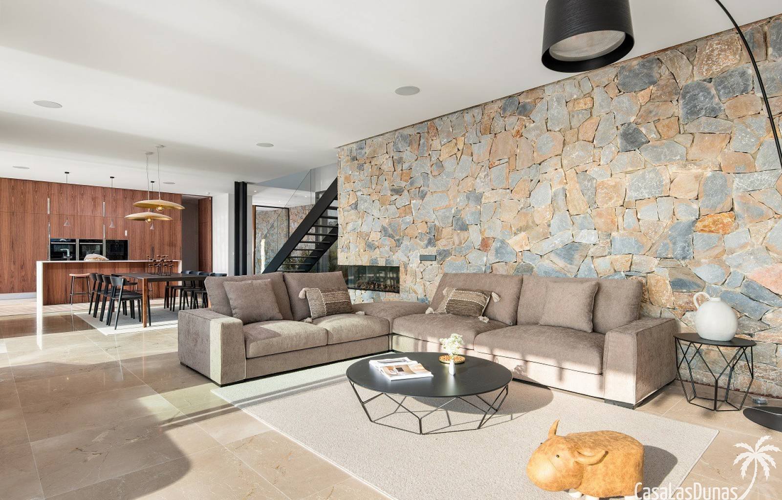  Diese wunderschöne Luxusvilla liegt in einer exklusiven Gegend, nur wenige Schritte vom Golfplatz Las Colinas entfernt. Die Villa besteht aus 4 Schla