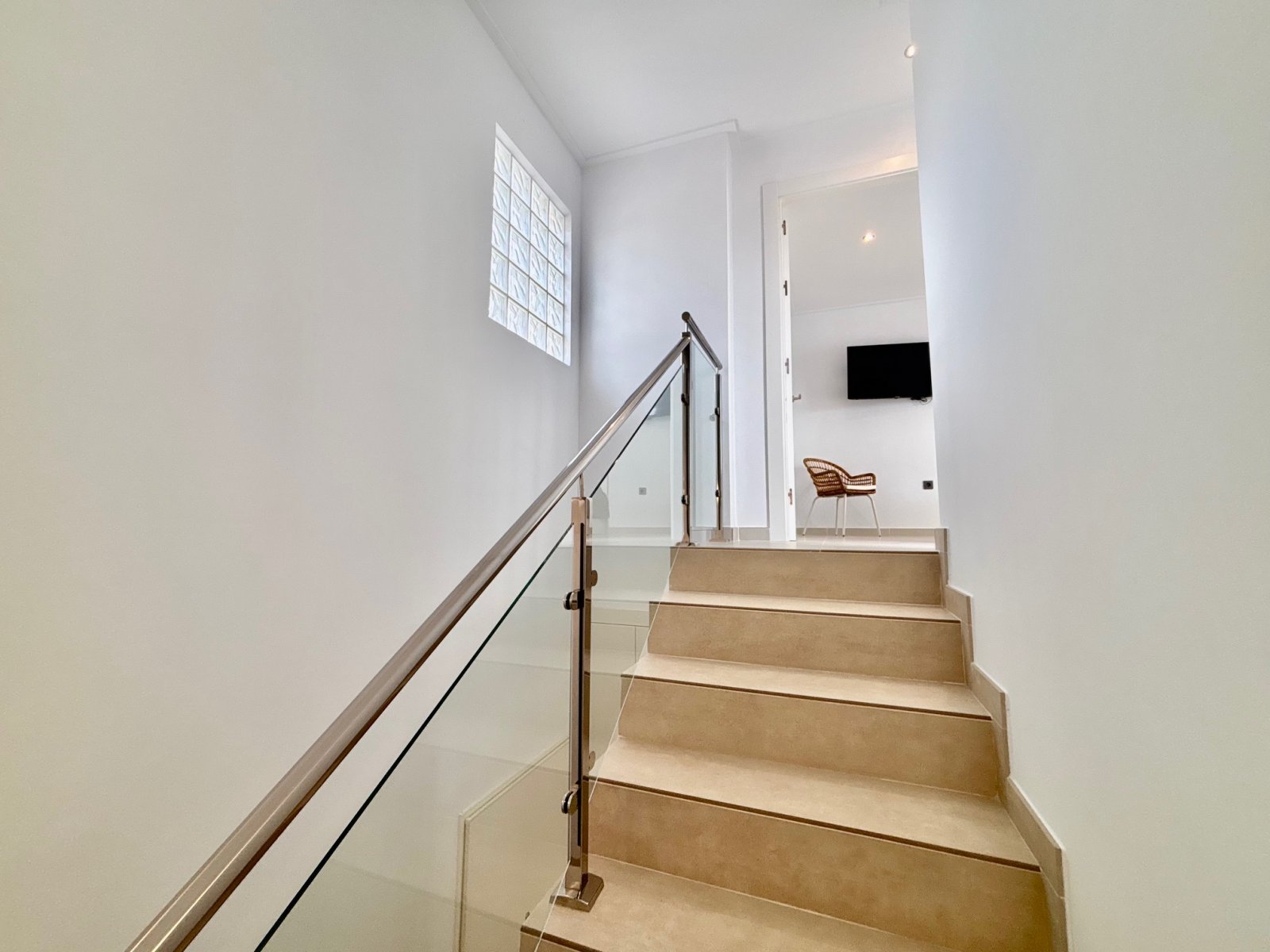  In der charmanten Stadt Benijófar gelegen, bietet dieses exklusive freistehende Chalet eine perfekte Kombination aus Komfort und Stil. Mit einem mode