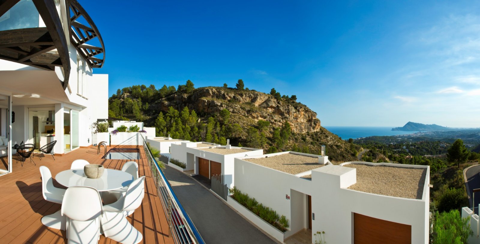  Diese Immobilien befinden sich in der exklusiven Ortschaft Altea und bieten ein einzigartiges Wohnerlebnis mit beeindruckendem Meerblick. Die Anlage 