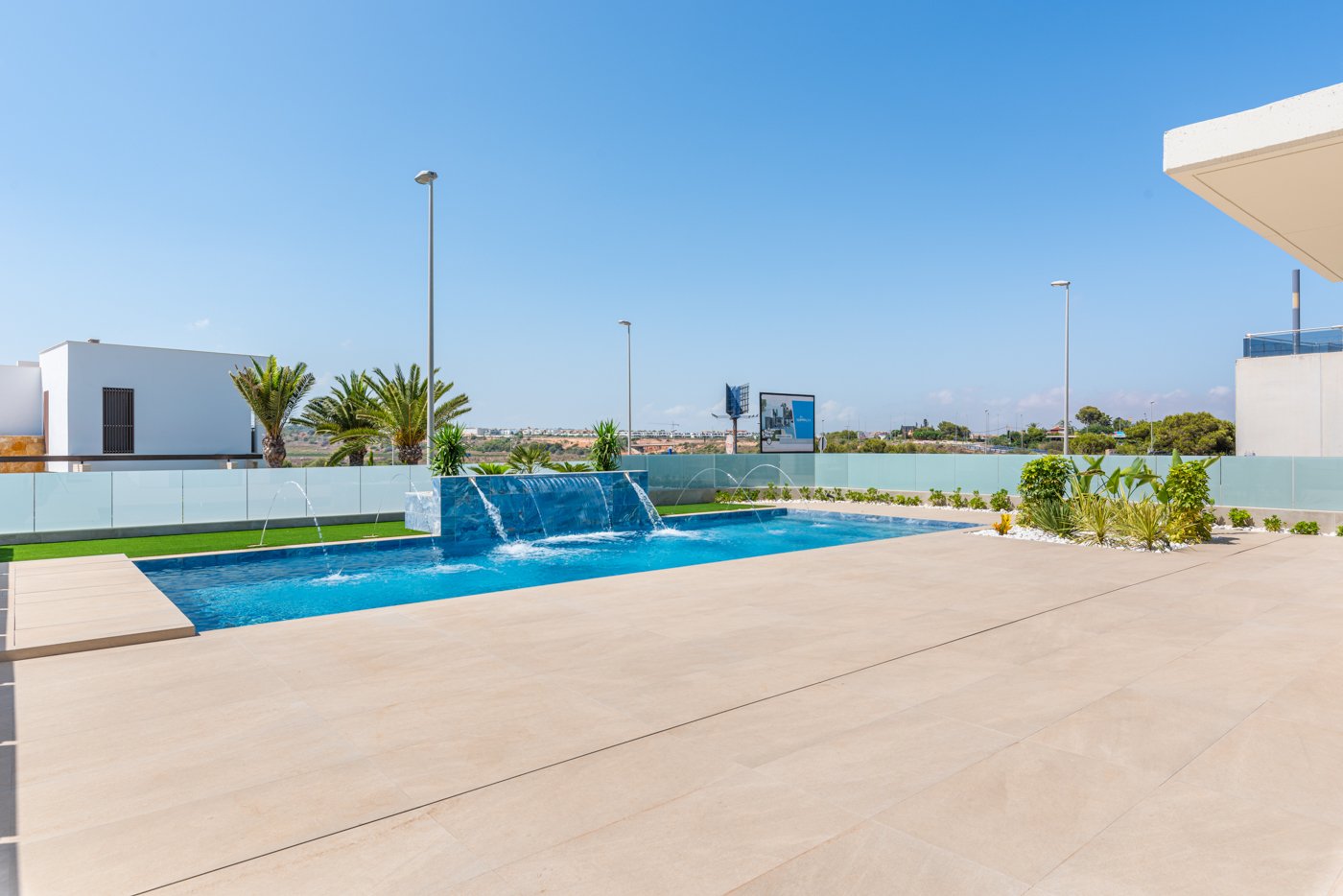  In der charmanten Stadt Orihuela gelegen, bieten diese exklusiven Villen eine privilegierte Umgebung für diejenigen, die ein Zuhause an der Costa Bla
