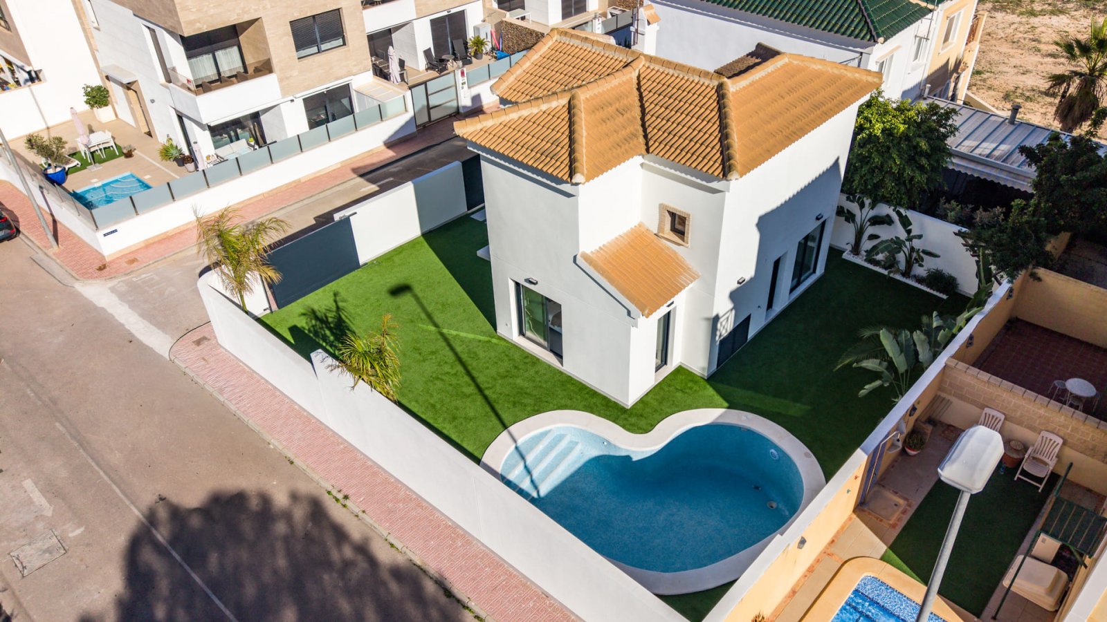  In der wunderschönen Gegend von Orihuela Costa gelegen, bietet diese exklusive Villa eine einzigartige Gelegenheit, eine privilegierte Umgebung zu ge