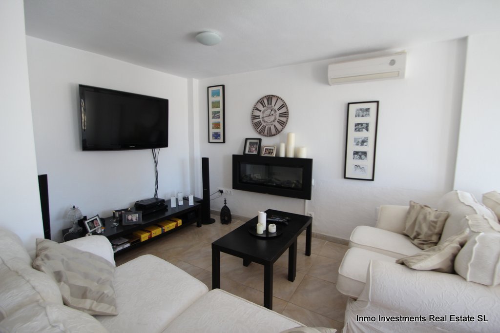 Schöne freistehende Villa in Villamartin, bietet in den Wohnbereich 3 Schlafzimmer, Badezimmer, WC, geräumiges Wohn / Esszimmer, eine voll ausgestatt