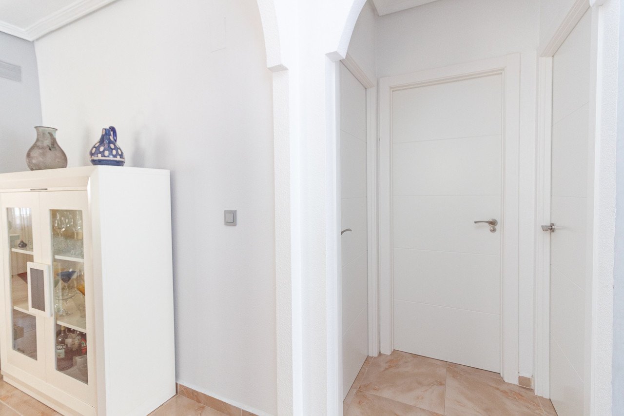  Traditionelle Doppelhaushälfte im Herzen von La Zenia, die klassischen Charme mit modernen Elementen vereint. Der Hauptteil der Villa liegt auf einer