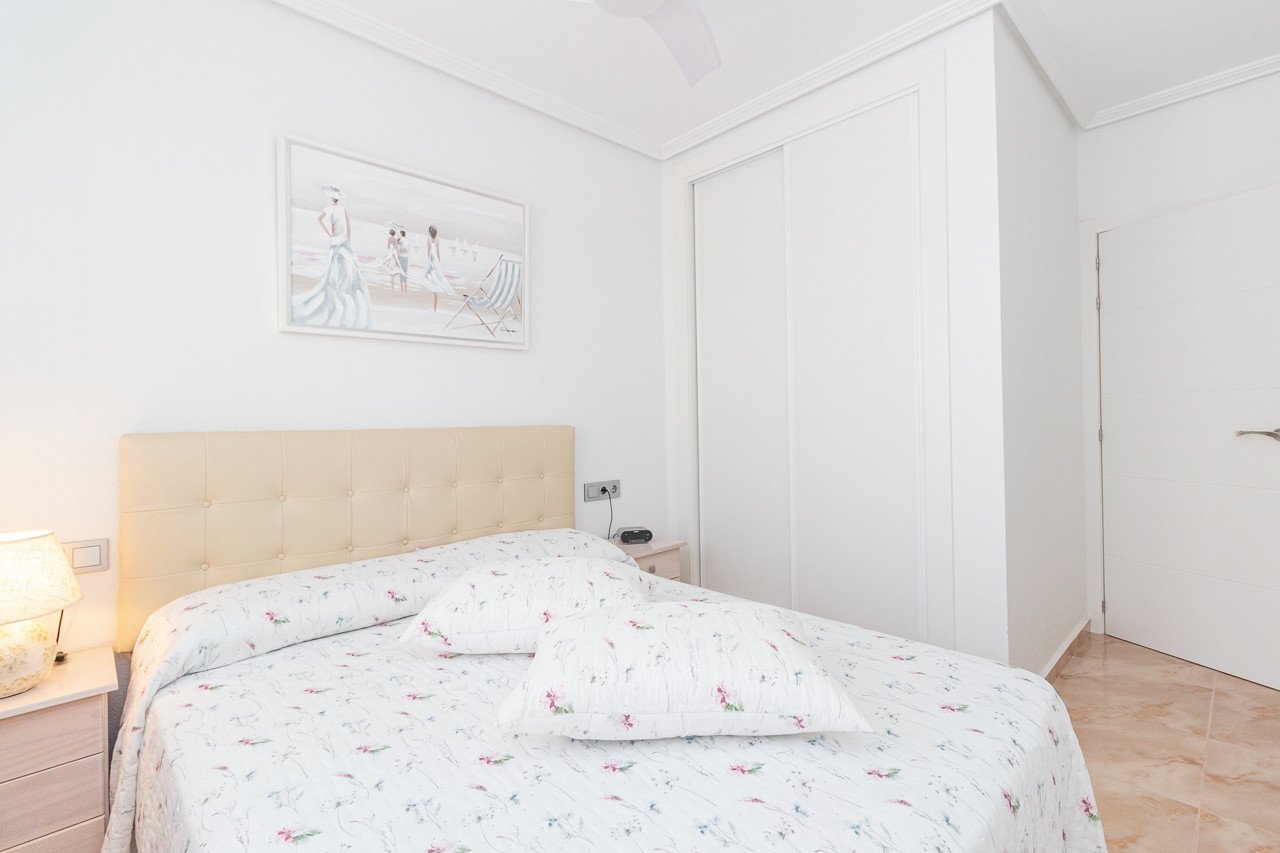  Traditionelle Doppelhaushälfte im Herzen von La Zenia, die klassischen Charme mit modernen Elementen vereint. Der Hauptteil der Villa liegt auf einer