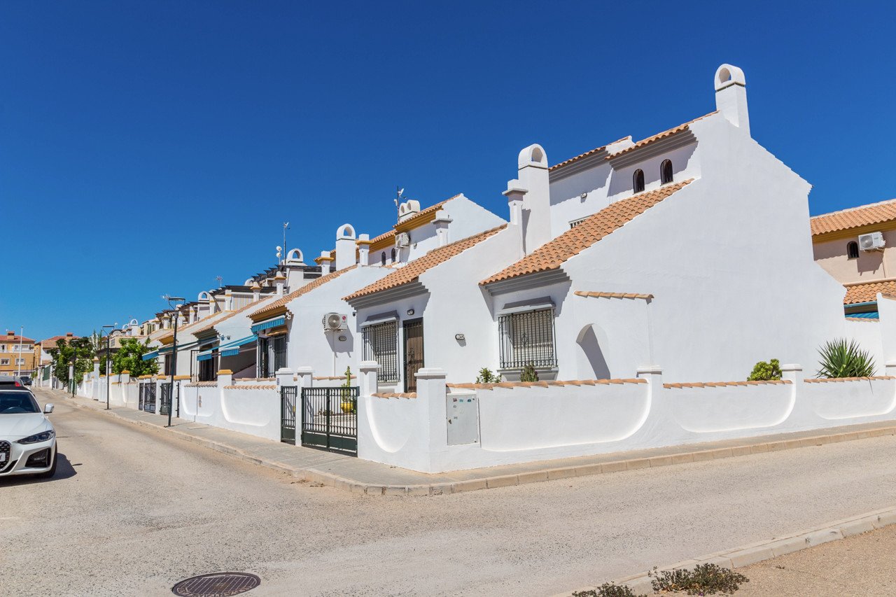  Traditionelle Doppelhaushälfte im Herzen von La Zenia, die klassischen Charme mit modernen Elementen vereint. Der Hauptteil der Villa liegt auf einer
