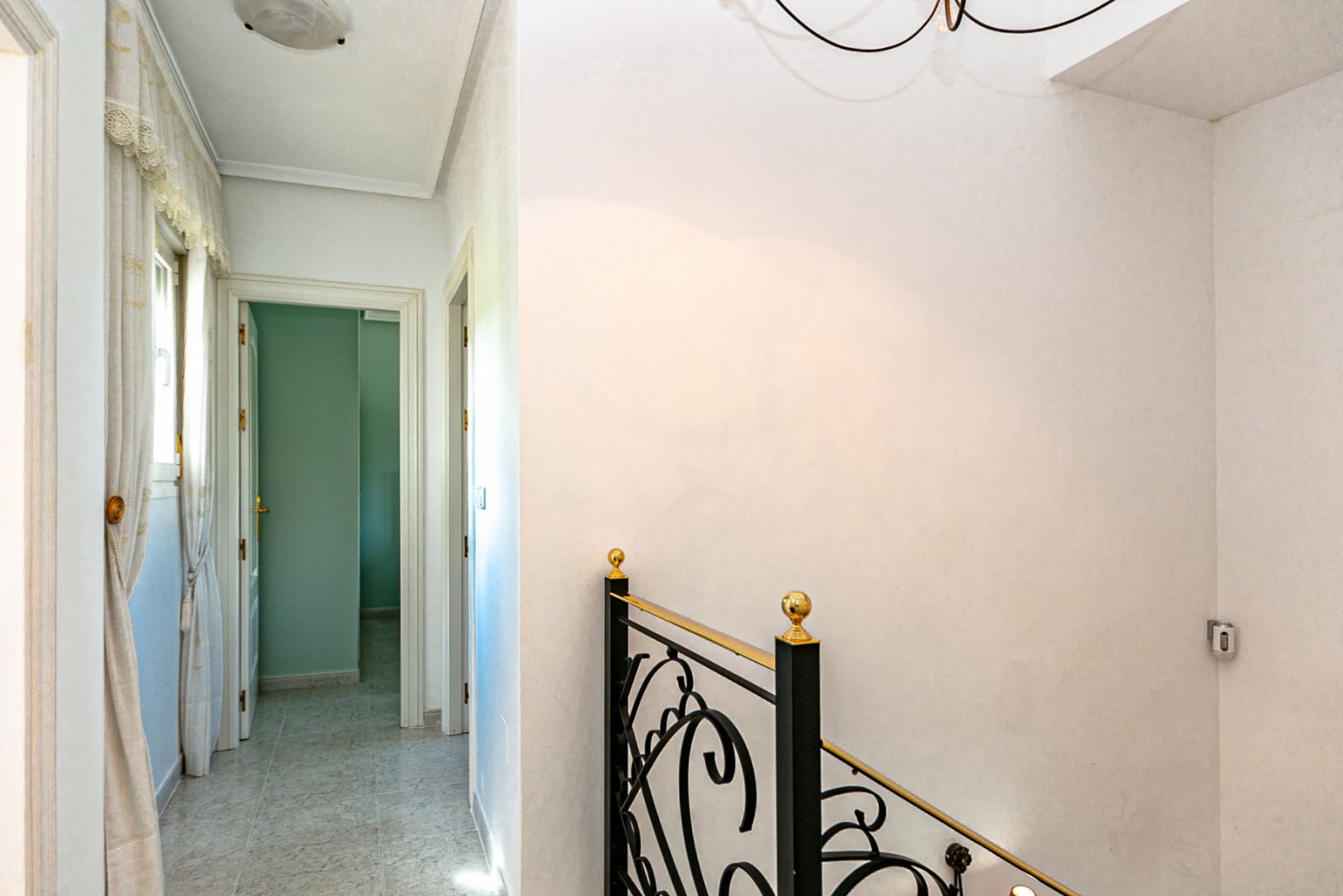  Wir freuen uns, Ihnen diese herrliche Villa mit 4 Schlafzimmern und 2,5 Bädern präsentieren zu dürfen, die sich in erster Linie am renommierten Golfp