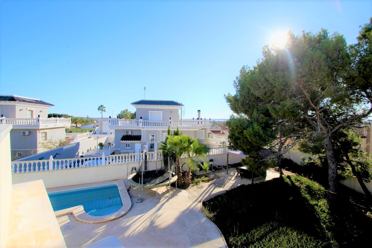 Detached villa on large plot with views down to the sea

Renovated and well-maintained villa on a plot of 1.254 m2 with a