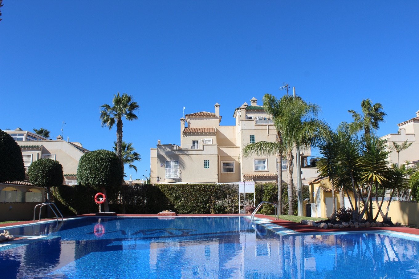  Dieses gepflegte Doppelhaus liegt in der begehrten Gegend der Costa Blanca Süd in Orihuela Costa und bietet eine hervorragende Gelegenheit, das medit