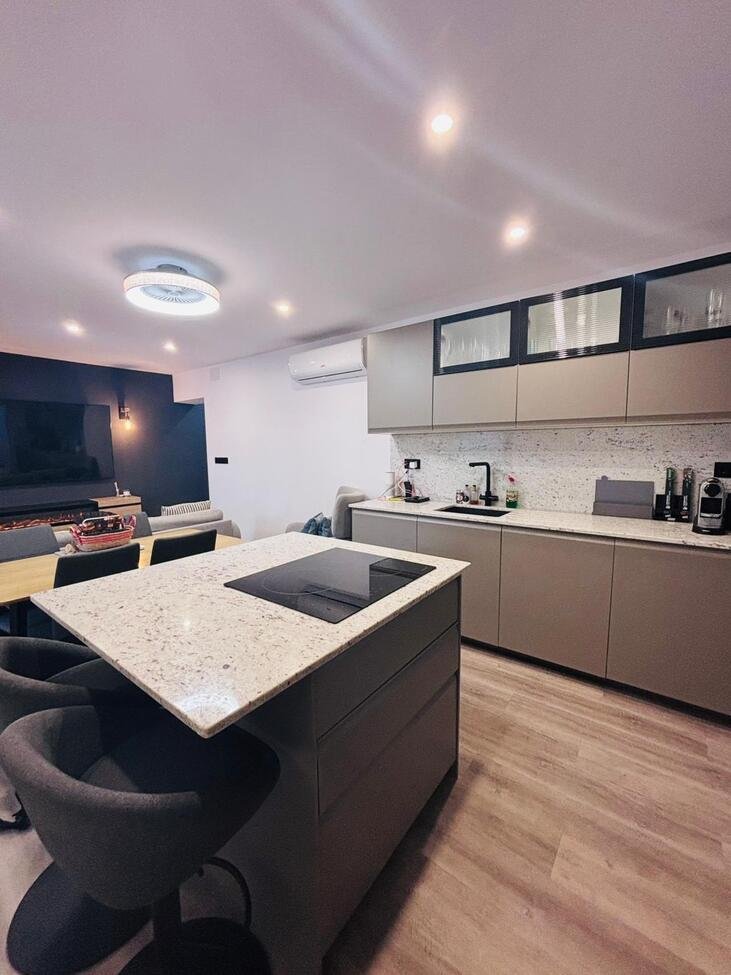   Located in the heart of the vibrant town of San Miguel de Salinas in the beautiful Alicante Province, this fully renovated four-bedroom townhouse of