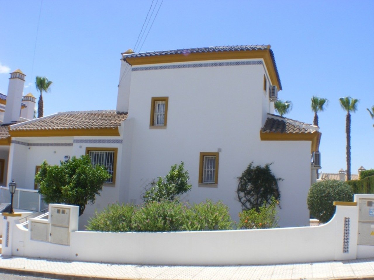 Luxury Detached Villa located in Villamartin.Discover the perfect blend of luxury and comfort in this stunning detached villa located in a well-esta